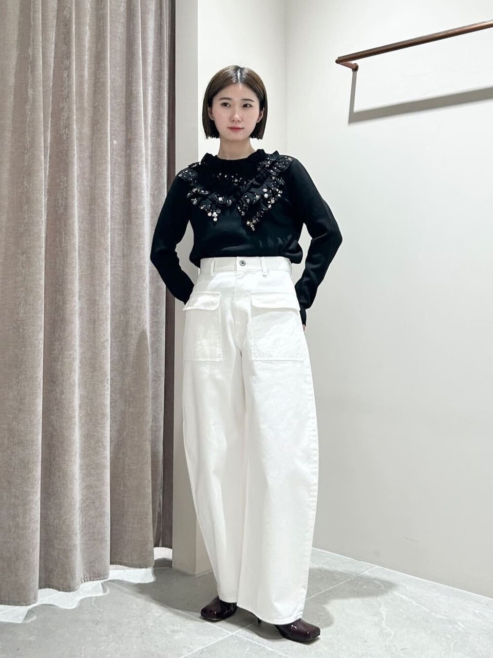 フリルニットを着た女性