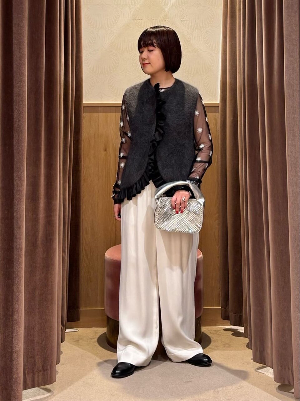 シアーカットソーを着た女性