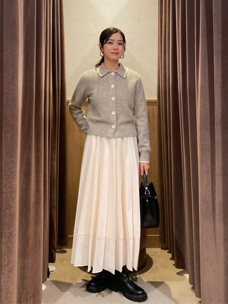 カーディガンを着た女性