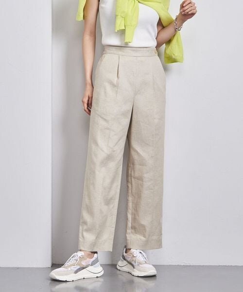 ストレートパンツをはいた女性