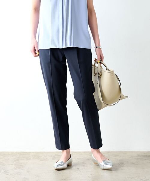 アンクル丈のパンツを穿いた女性