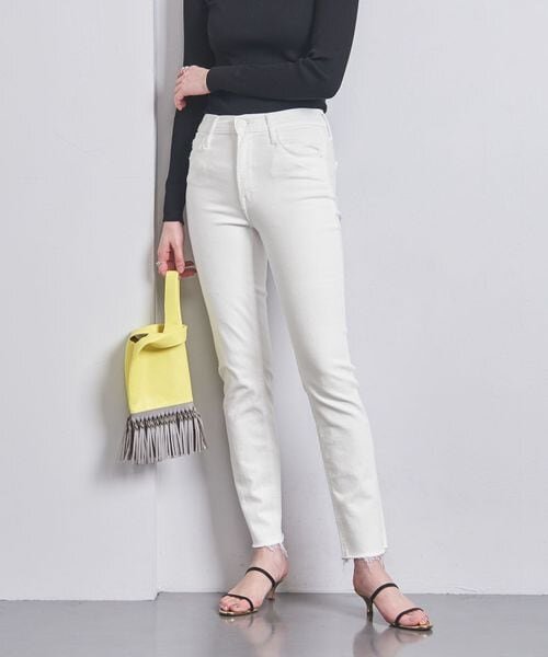 スキニーパンツを穿いた女性