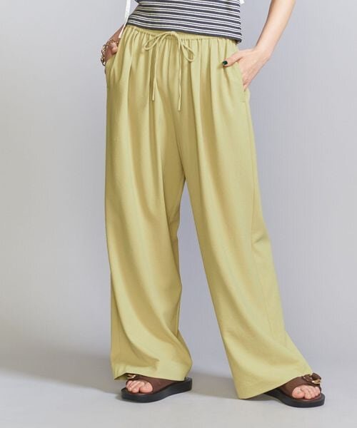 イエローのワイドパンツ