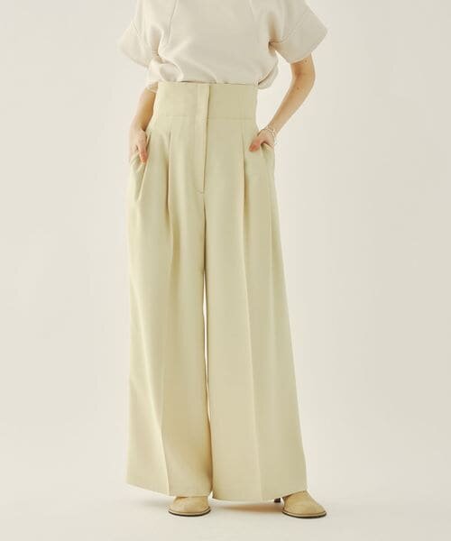 ハイウエストのパンツをはく女性