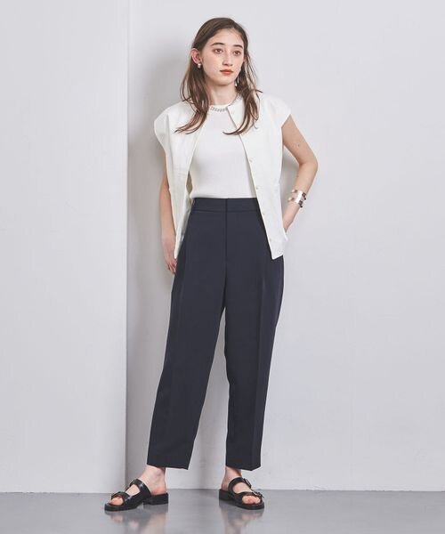 黒のレギュラーパンツをはいた女性