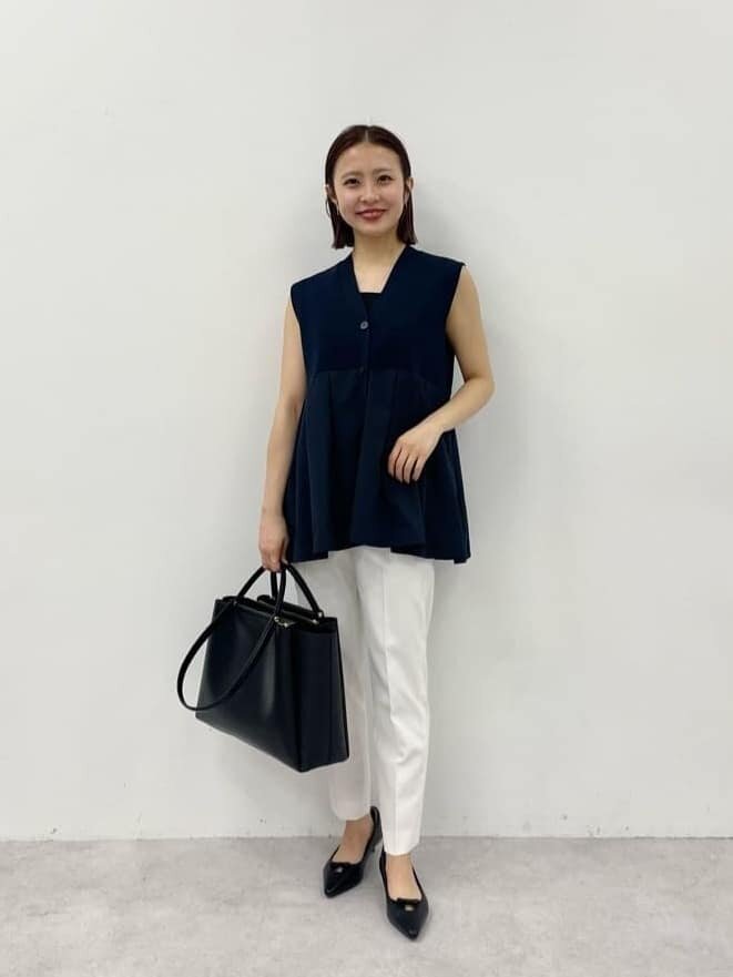 テーパードパンツを着た夏のレディースコーデ