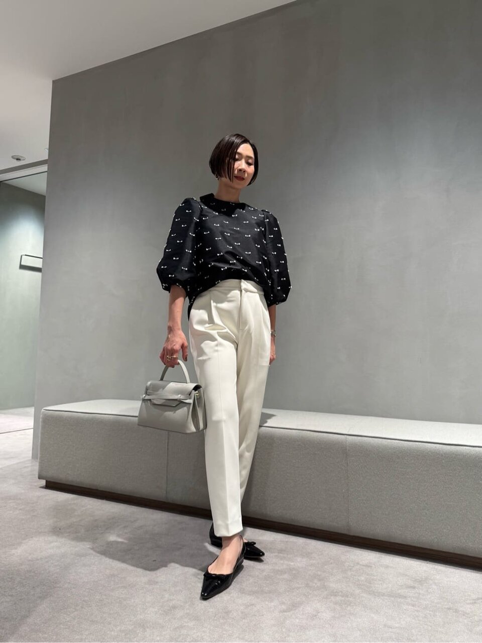 テーパードパンツのきれいめレディースコーデ