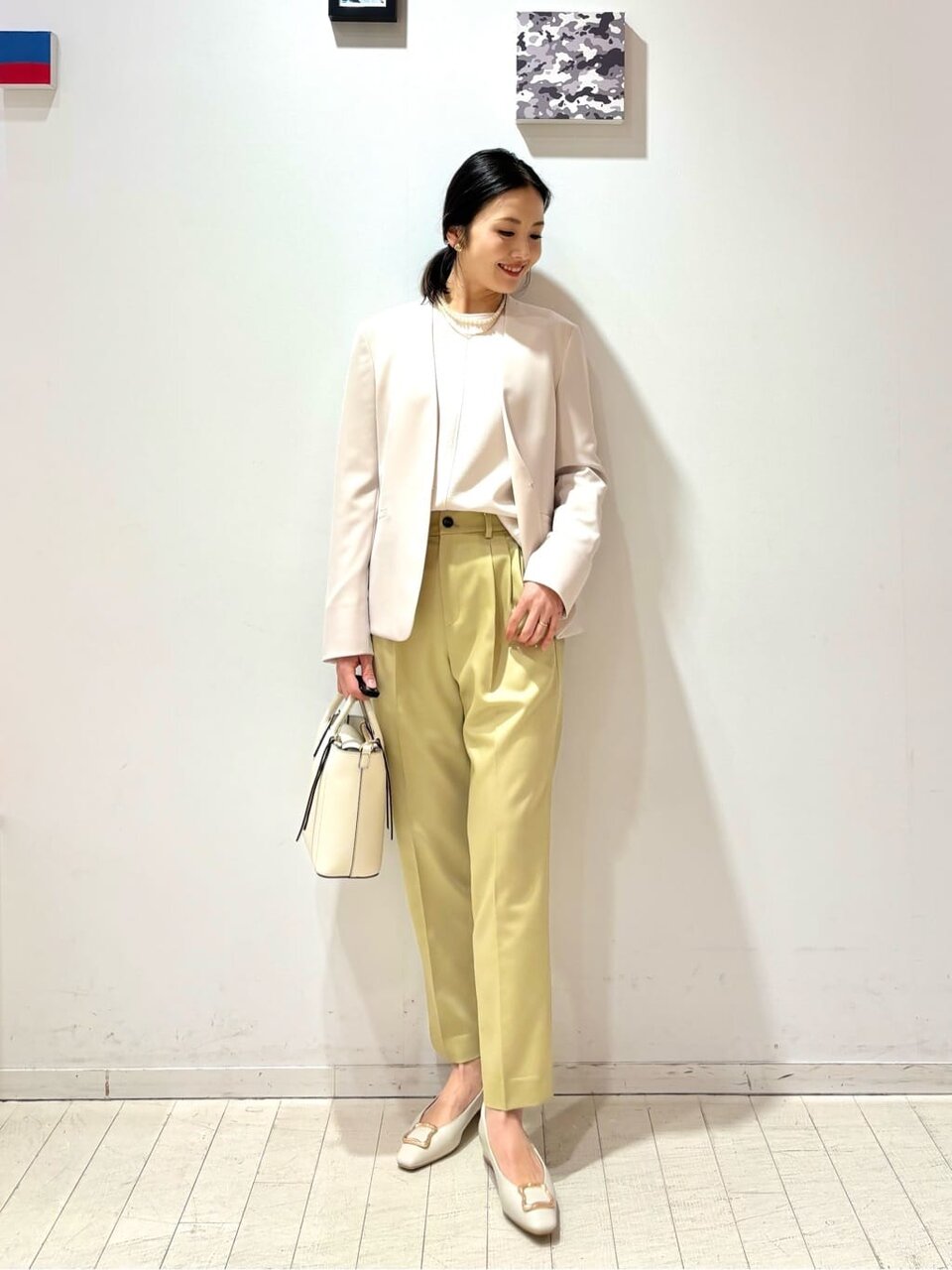 テーパードパンツを履いた女性