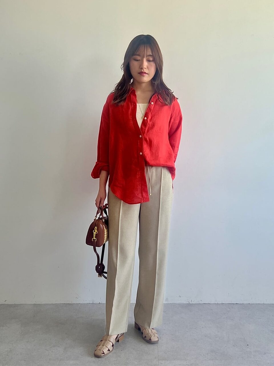 赤いリネンシャツを着た女性