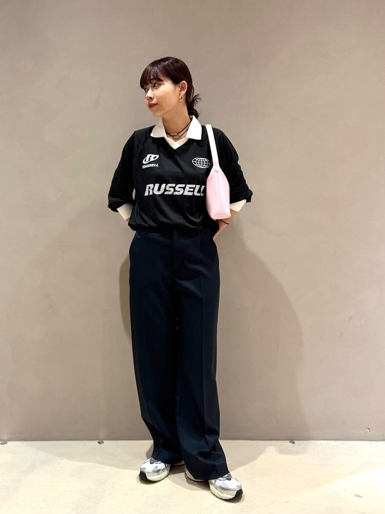 ユニフォーム風シャツにスラックスをあわせたレディースコーデ