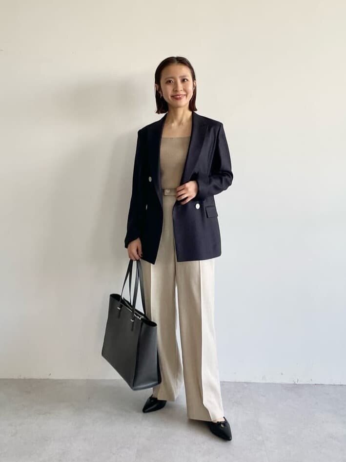 ジャケットを羽織ったレディース通勤コーデ