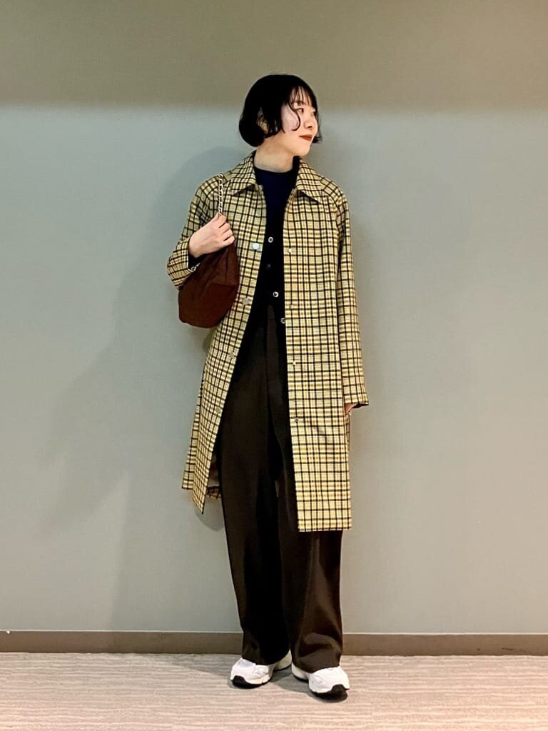 ステンカラーコートを着た女性