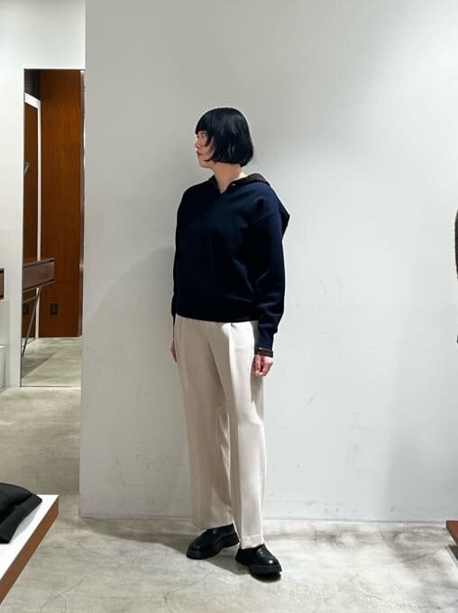 ネイビーのVネックニットにスラックスをあわせたレディースコーデ