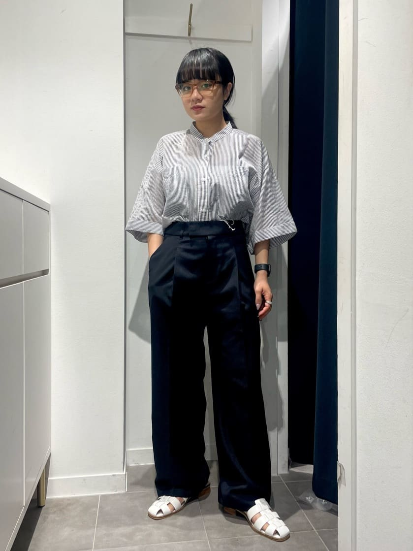 シャツを着た女性