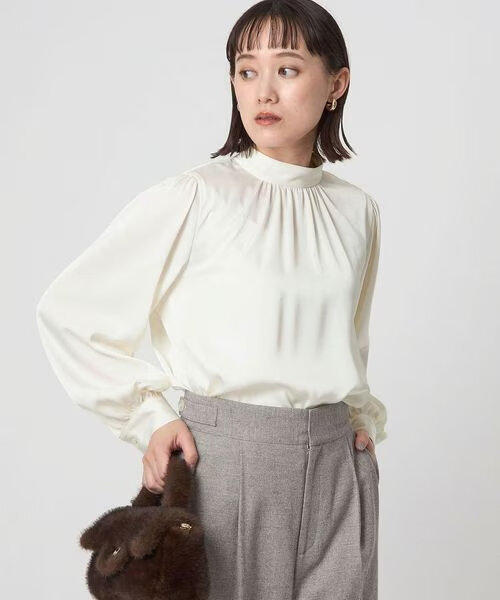 ブラウスを着た女性