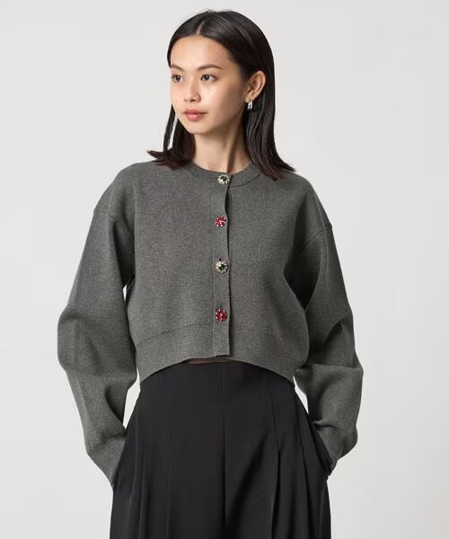 ショート丈のカーディガンを着た女性