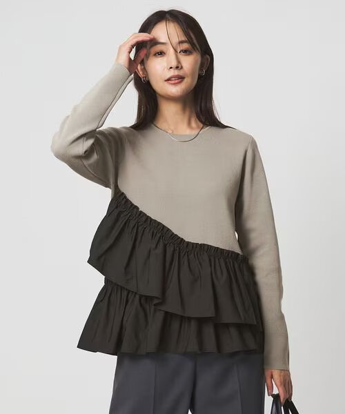 フリル付きトップスを着た女性