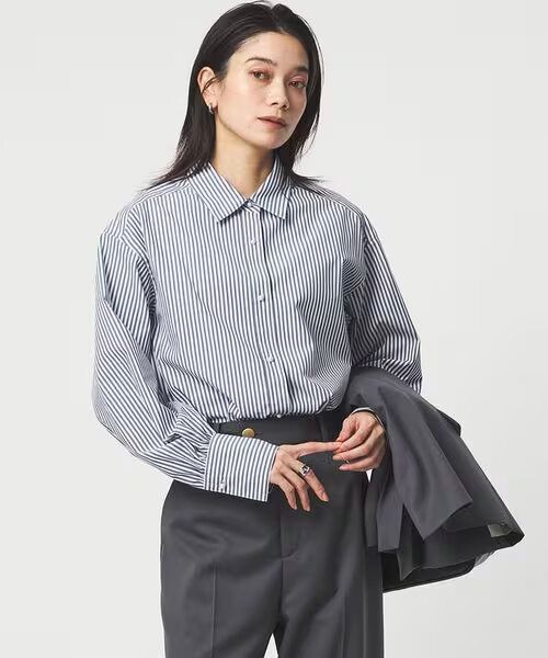 シャツを着た女性