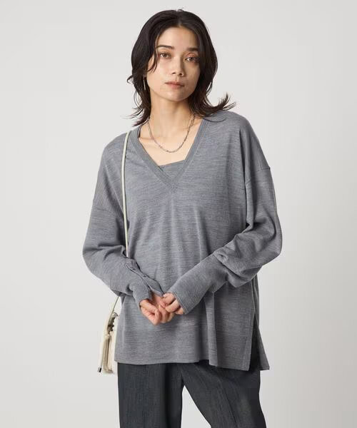 Vネックニットを着た女性