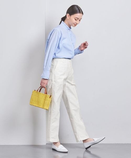 白パンツをはいた女性