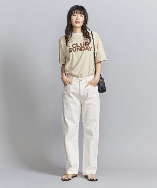 ベージュのTシャツを着た女性