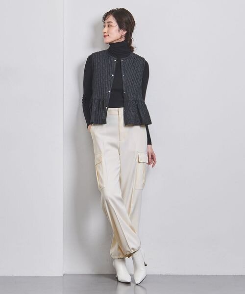 モノトーンコーデの女性