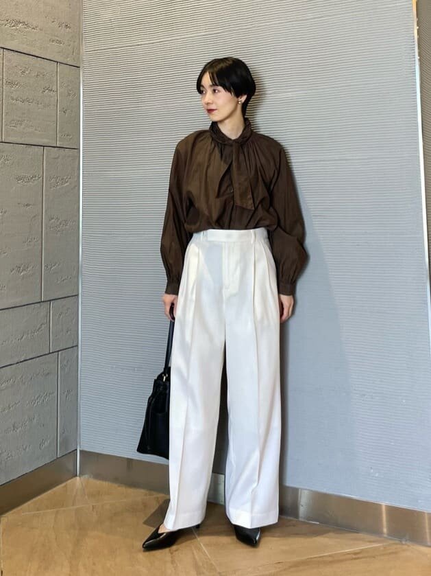 ボウタイブラウス×白のパンツのコーデ