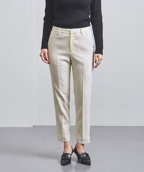 白いパンツをはいた女性