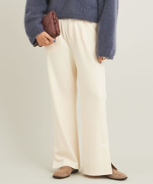 白いパンツを穿いた女性