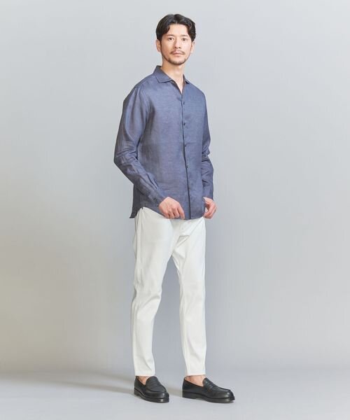 シャツ×白パンツの男性