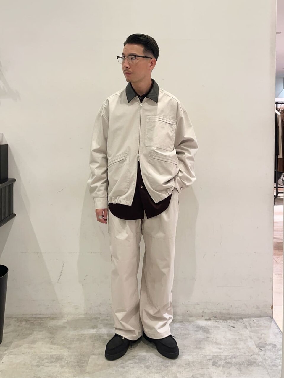 フィールドブルゾン×白パンツのコーデ
