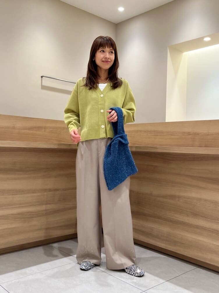ライムグリーンのカーディガン×ベージュのスラックスのコーデ