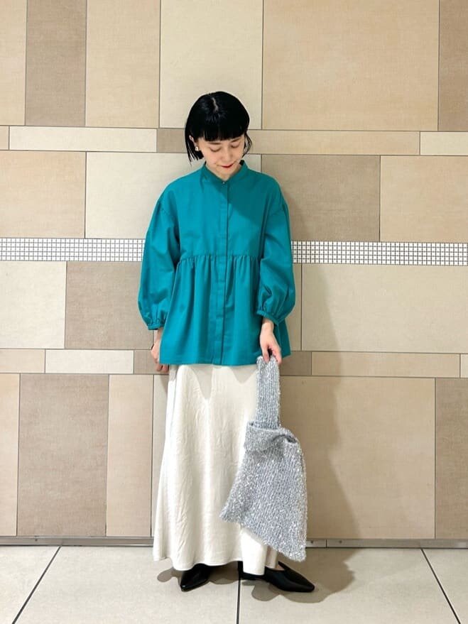 ケリーグリーンのブラウス×オフホワイトのサテンスカートのコーデ