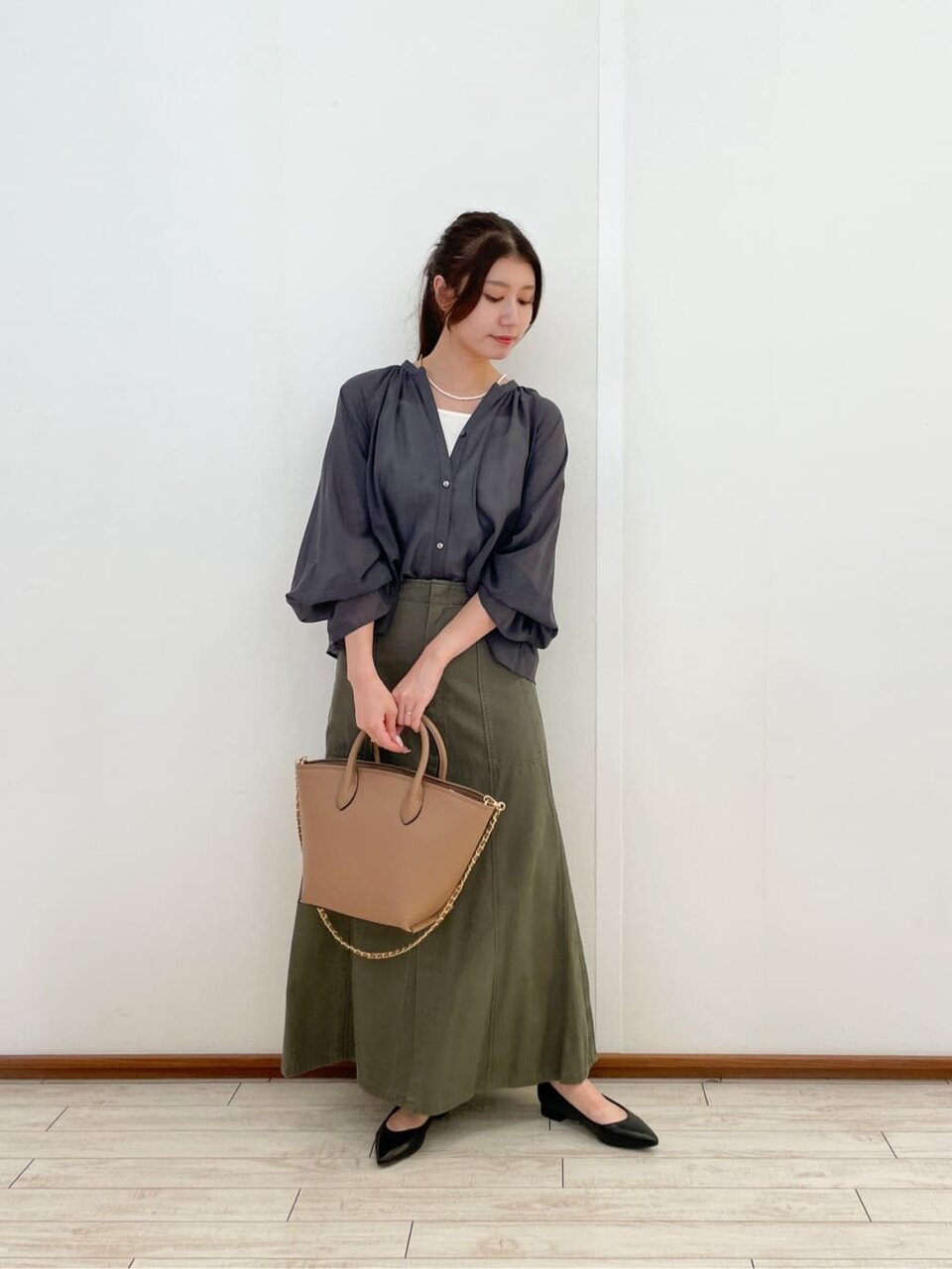 オリーブグリーンのフレアスカート×ダークグレーのブラウスのコーデ