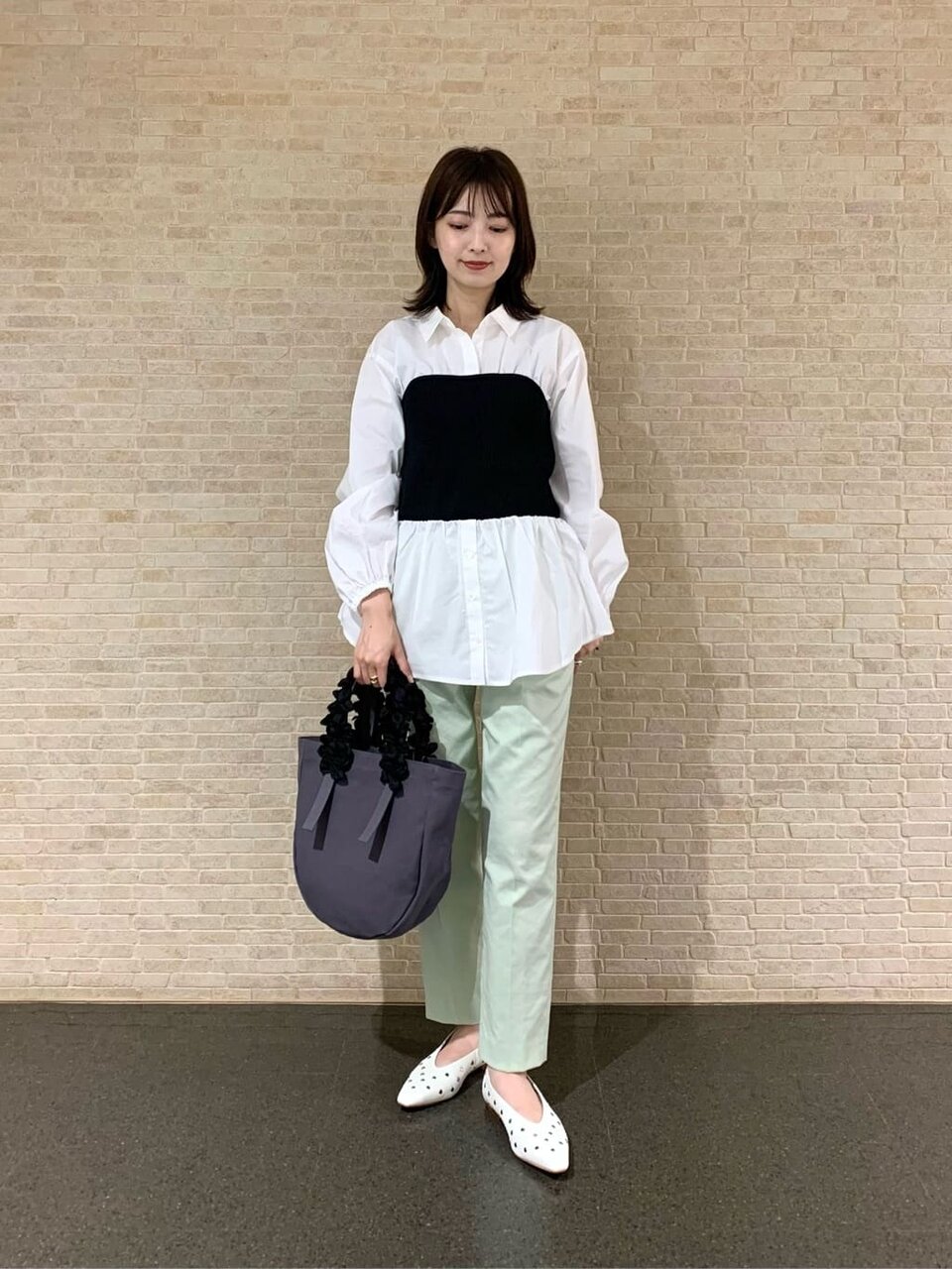 ライムグリーンのスリムパンツ×モノトーンのトップスのコーデ