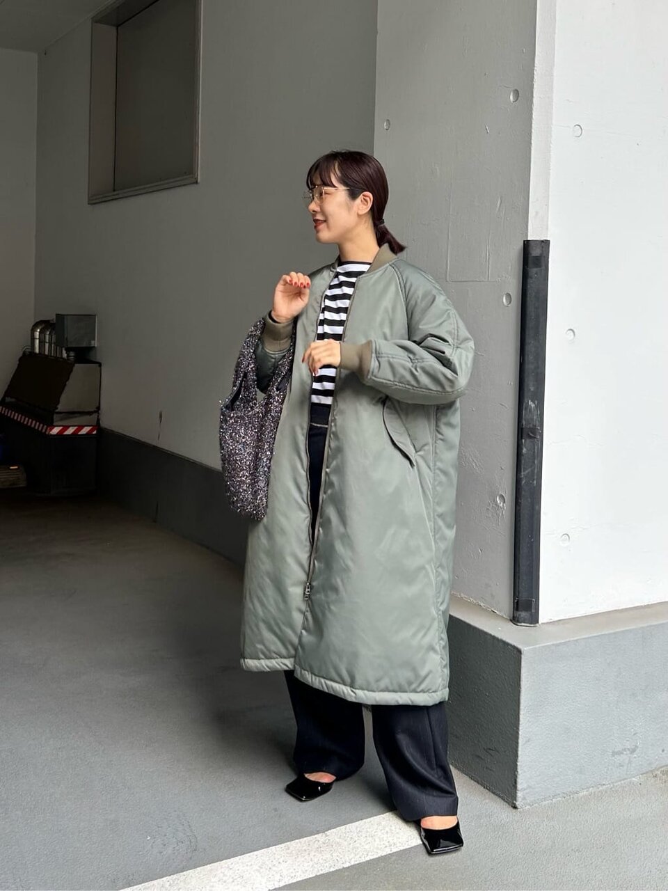 オリーブグリーンのMA-1コート×ボーダー柄カットソーのコーデ