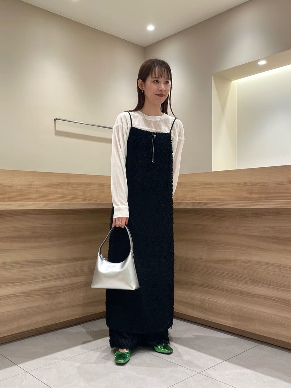 ケリーグリーンのパンプス×黒のキャミソールワンピースのコーデ