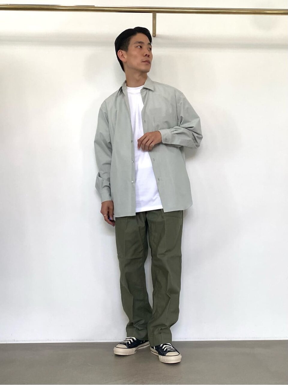 ライムグリーンのシャツ×オリーブグリーンのファティーグパンツのコーデ