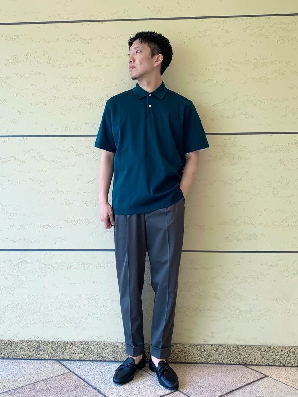 ダークグリーンのポロシャツ×オリーブグリーンのテーパードパンツのコーデ