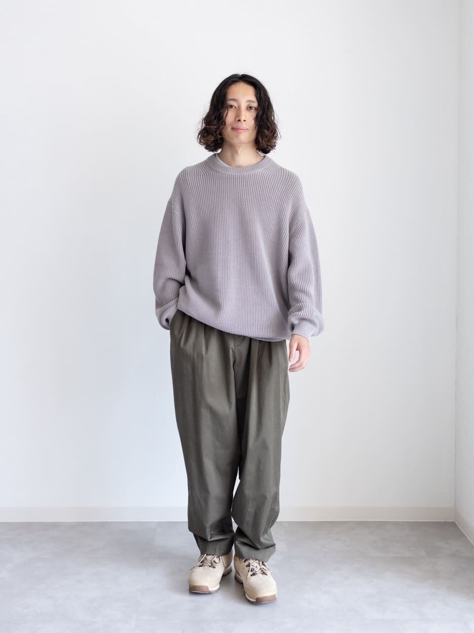 オリーブグリーンのチノパンツ×ライトグレーのニットのコーデ