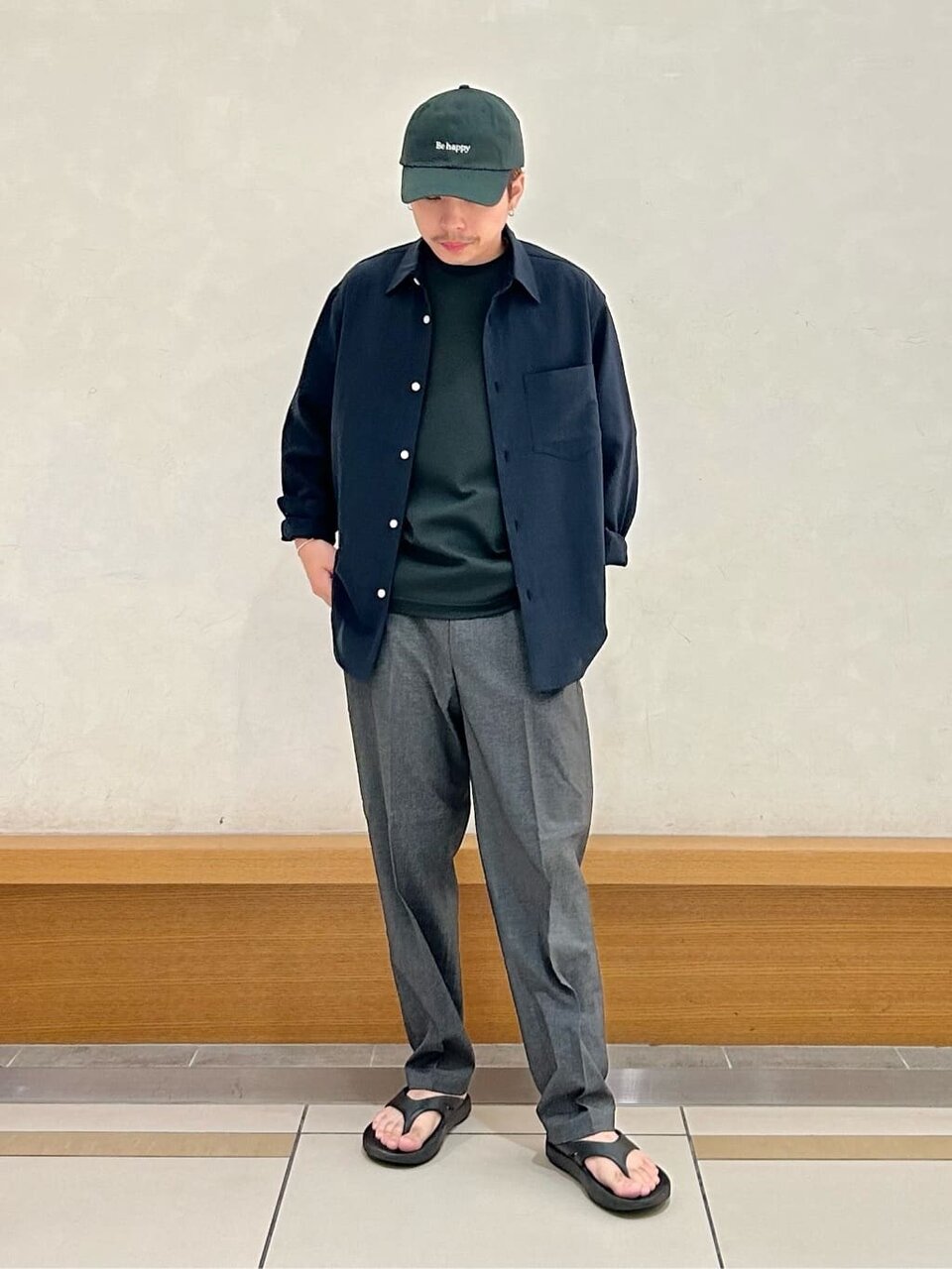 ダークグリーンのキャップ×ダークグレーのシャツのコーデ