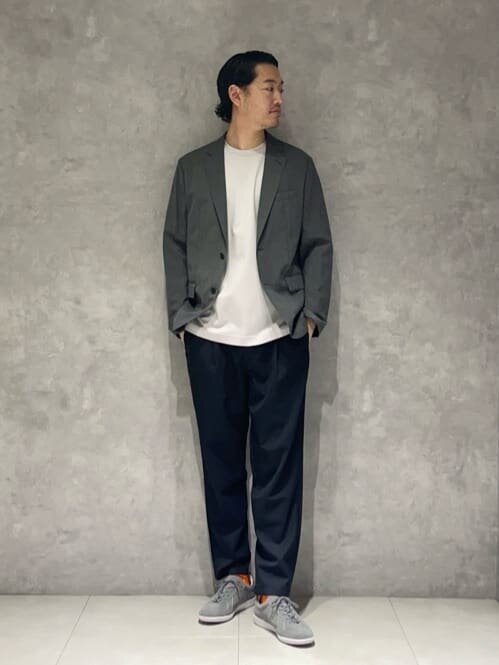 ジャケットとテーパードパンツの30代メンズコーデ