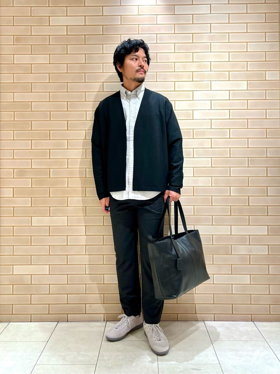 シャツとカーディガンの30代メンズコーデ