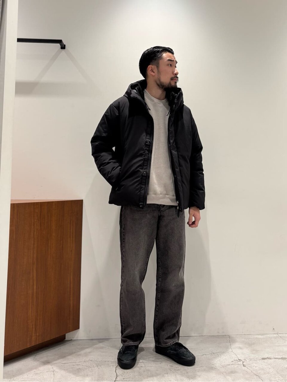 ダウンジャケットとデニムパンツの30代メンズコーデ