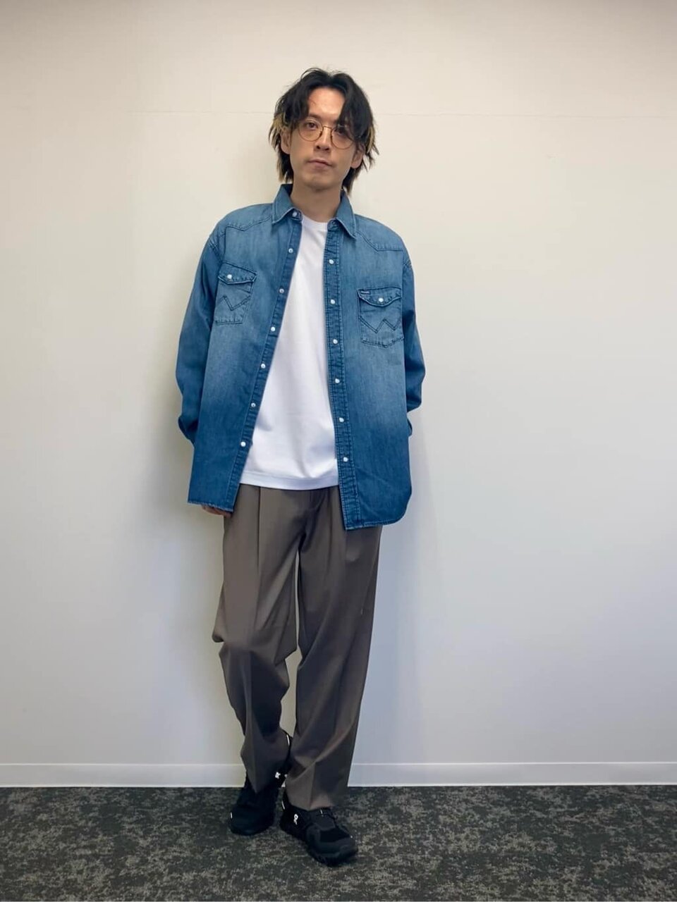 ウエスタンシャツとイージーパンツの30代メンズコーデ