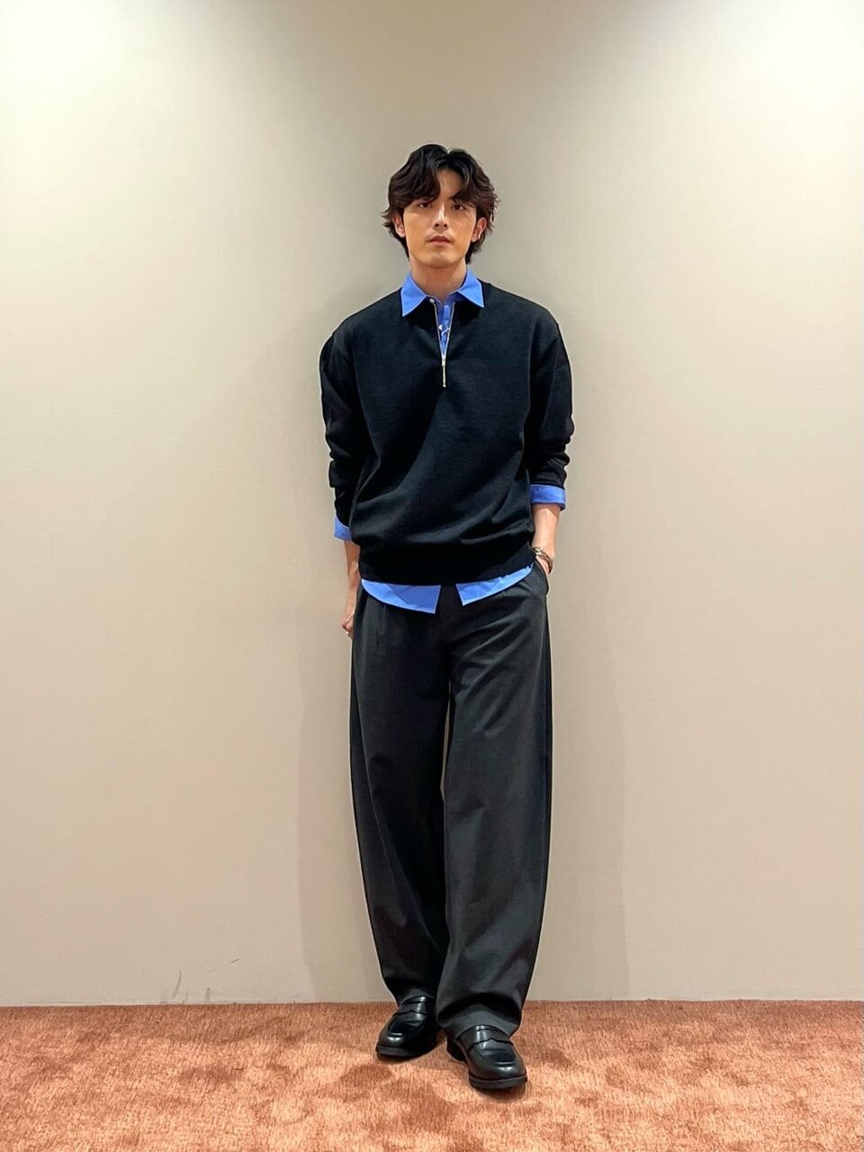 ニットとスラックスの30代メンズコーデ