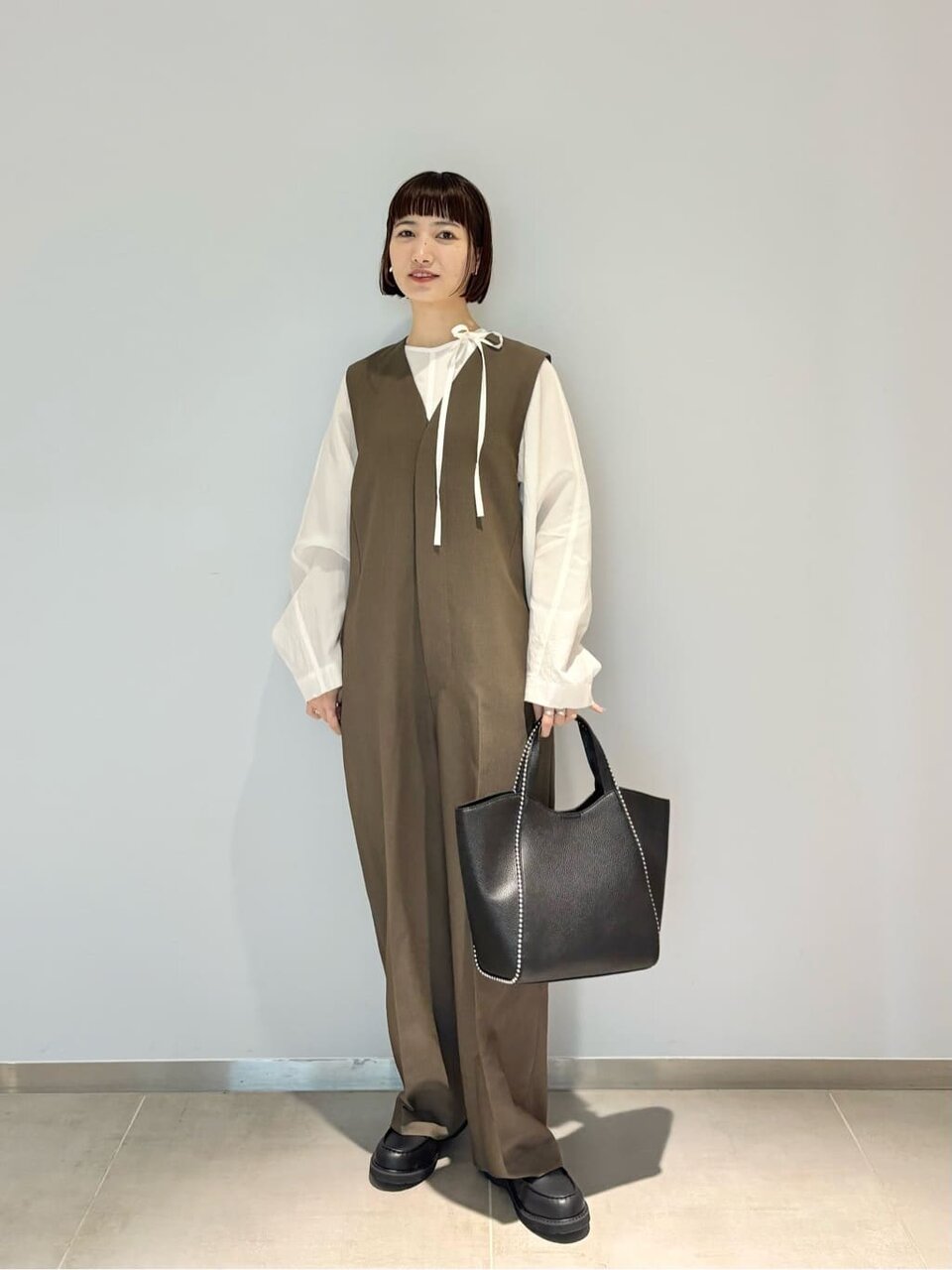 オールインワンにローファーを履いた女性