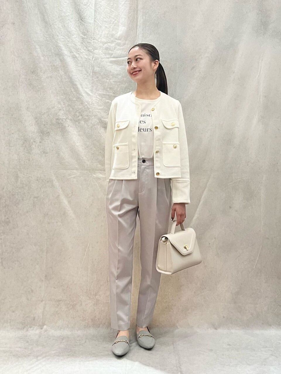 白いジャケットを着た女性