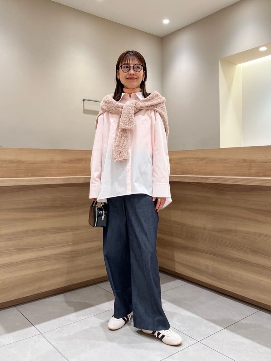 ピンクのシャツを着た女性