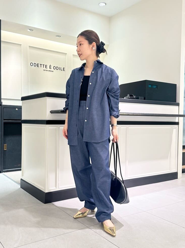 デニムのセットアップの女性